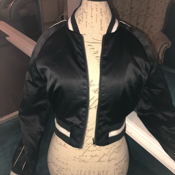 Forever 21 satin padded cropped bomber jacket Sz M - Picture 4 of 9